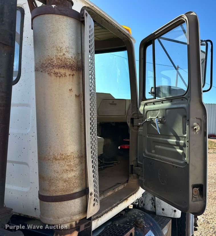 image for item DD3244 1982 Mack R686ST winch truck