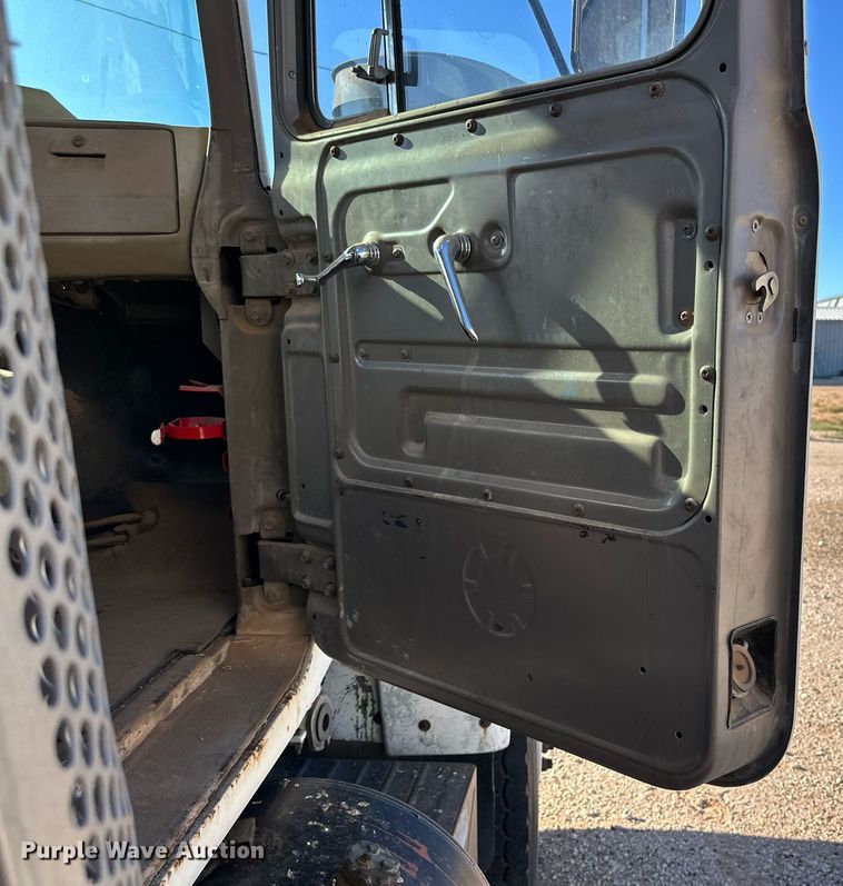 image for item DD3244 1982 Mack R686ST winch truck