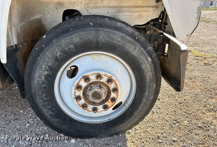 image for item DD3244 1982 Mack R686ST winch truck