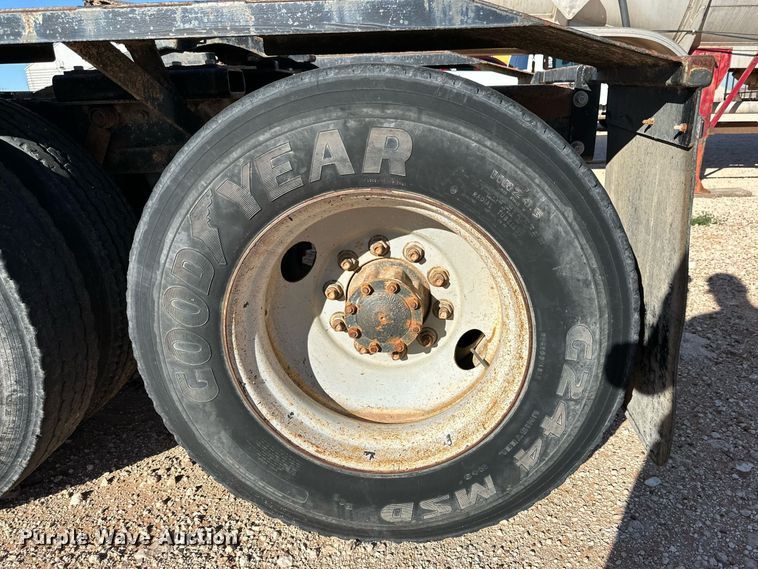 image for item DD3244 1982 Mack R686ST winch truck