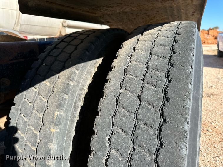 image for item DD3244 1982 Mack R686ST winch truck