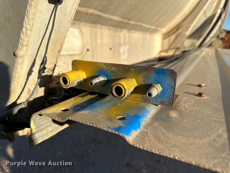 image for item DD3245 1972 Fruehauf tank trailer