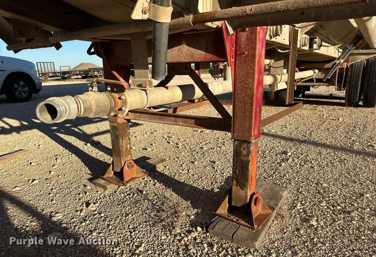 image for item DD3245 1972 Fruehauf tank trailer