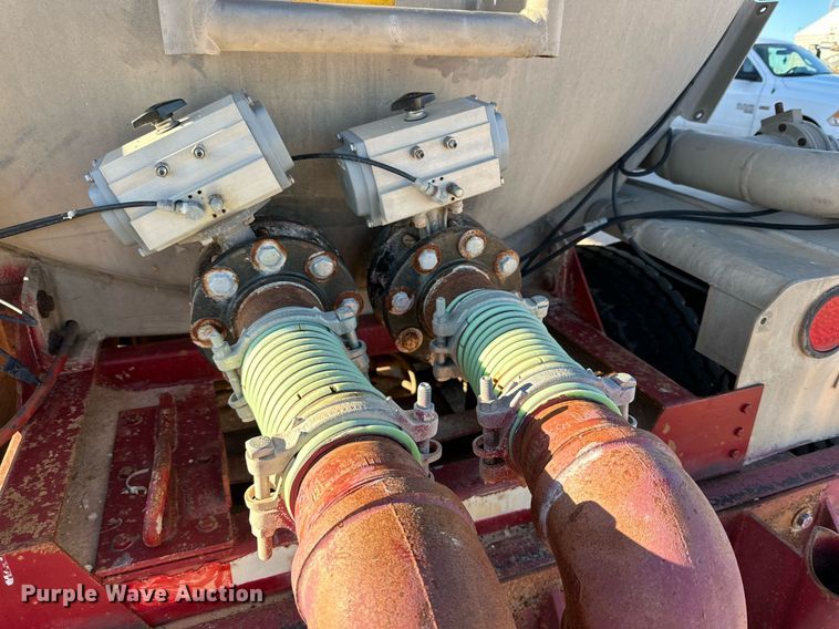 image for item DD3245 1972 Fruehauf tank trailer