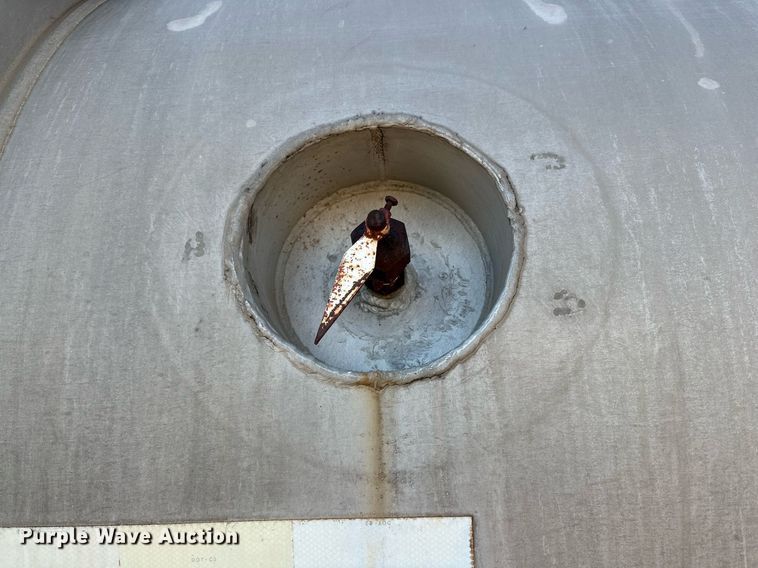 image for item DD3245 1972 Fruehauf tank trailer