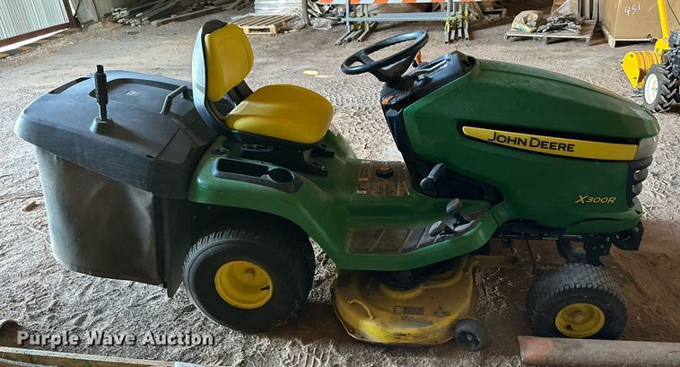 image for item DD3249 2009 John Deere X300R lawn mower