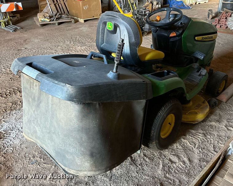 image for item DD3249 2009 John Deere X300R lawn mower