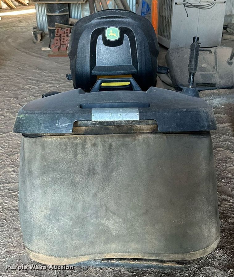 image for item DD3249 2009 John Deere X300R lawn mower