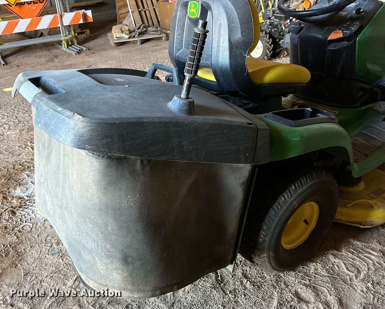 image for item DD3249 2009 John Deere X300R lawn mower