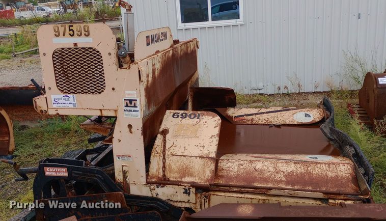 image for item DH1423 Mauldin 690E paver