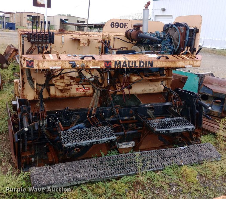 image for item DH1423 Mauldin 690E paver