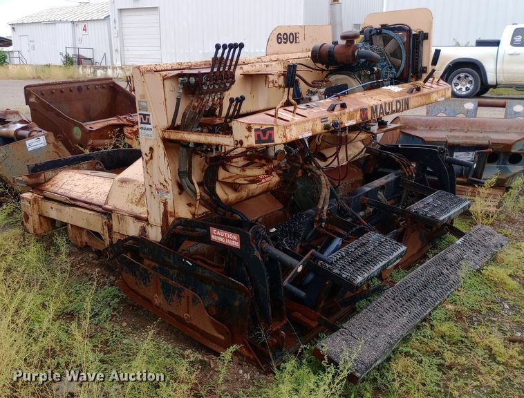 image for item DH1423 Mauldin 690E paver