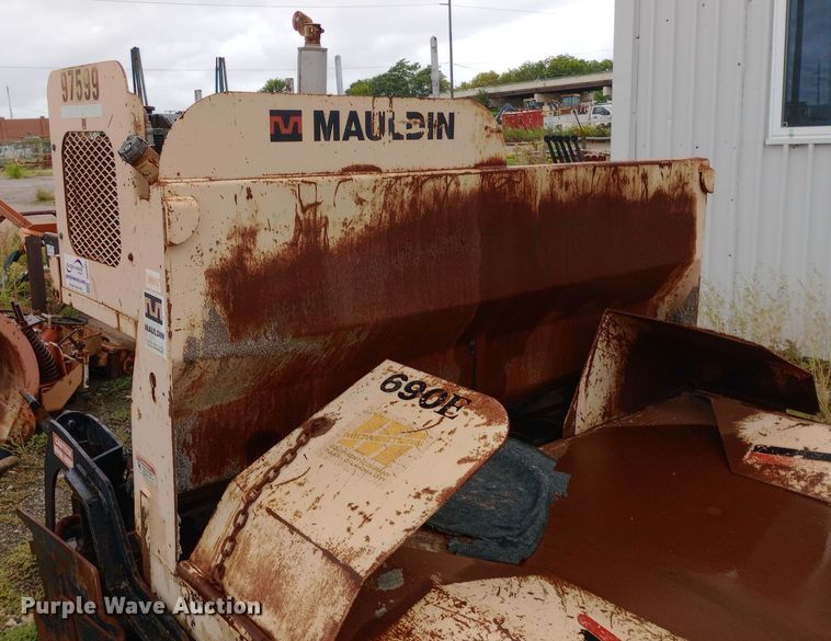 image for item DH1423 Mauldin 690E paver