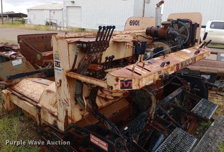 image for item DH1423 Mauldin 690E paver