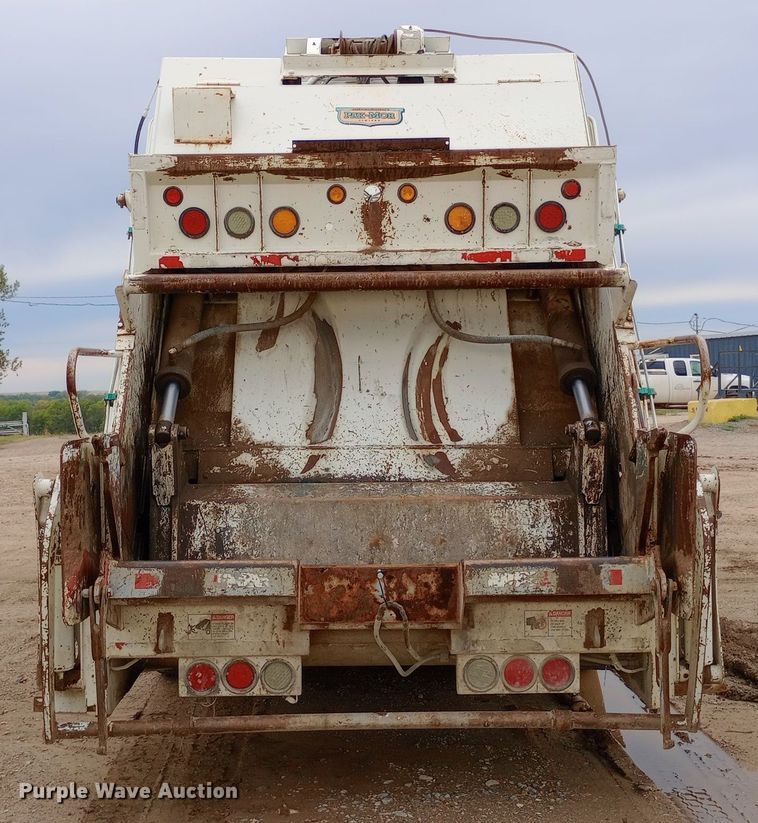 image for item DH1443 2006 Freightliner Business Class M2 refuse truck