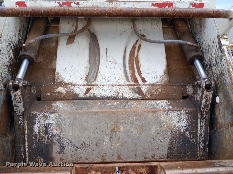 image for item DH1443 2006 Freightliner Business Class M2 refuse truck