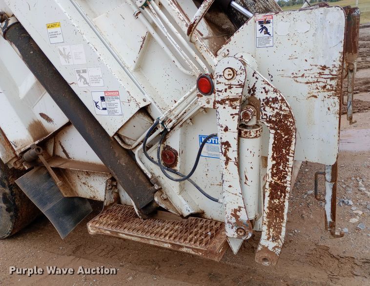 image for item DH1443 2006 Freightliner Business Class M2 refuse truck