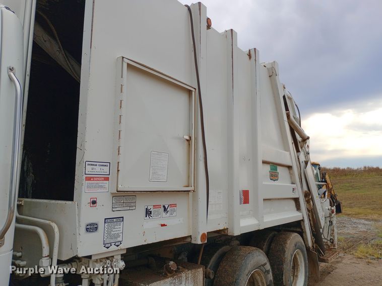 image for item DH1443 2006 Freightliner Business Class M2 refuse truck