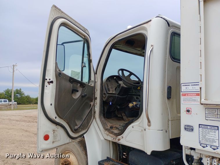 image for item DH1443 2006 Freightliner Business Class M2 refuse truck