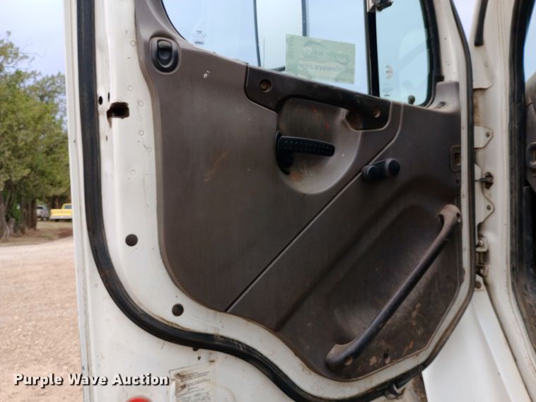 image for item DH1443 2006 Freightliner Business Class M2 refuse truck