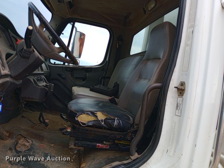 image for item DH1443 2006 Freightliner Business Class M2 refuse truck