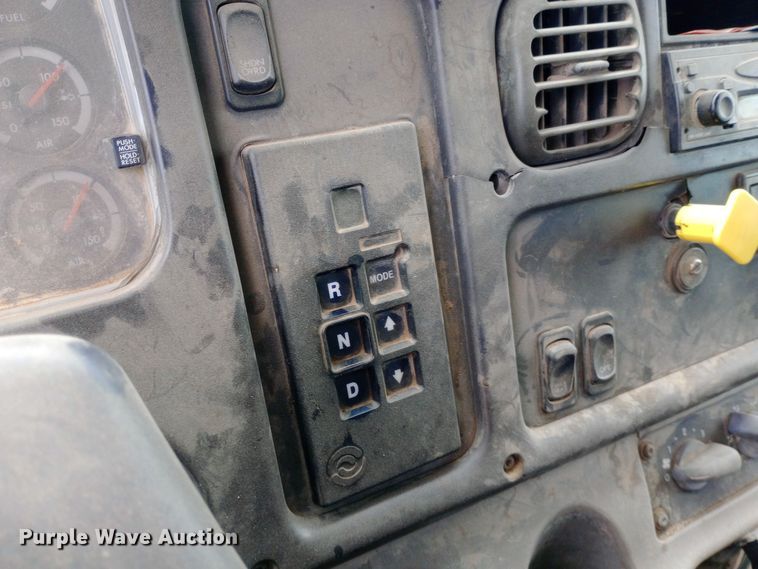 image for item DH1443 2006 Freightliner Business Class M2 refuse truck