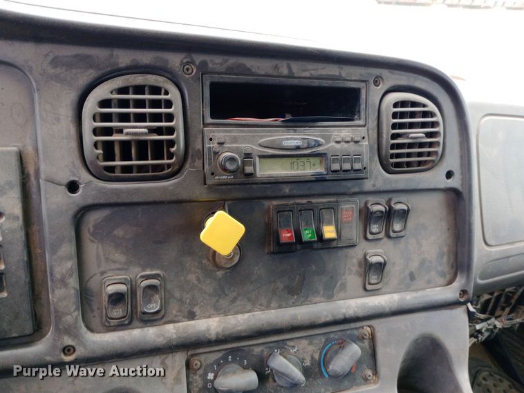 image for item DH1443 2006 Freightliner Business Class M2 refuse truck