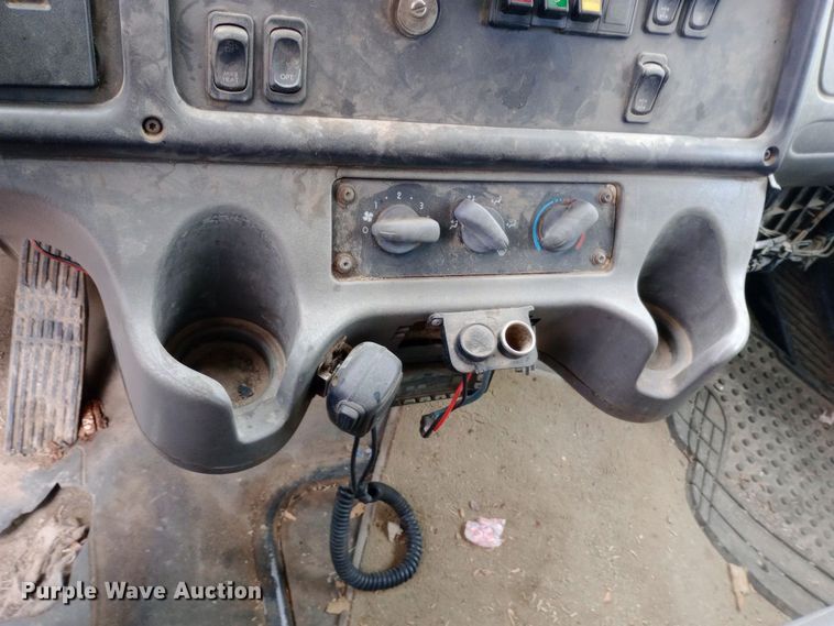 image for item DH1443 2006 Freightliner Business Class M2 refuse truck