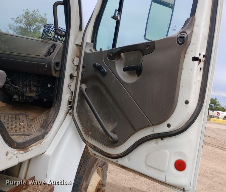 image for item DH1443 2006 Freightliner Business Class M2 refuse truck