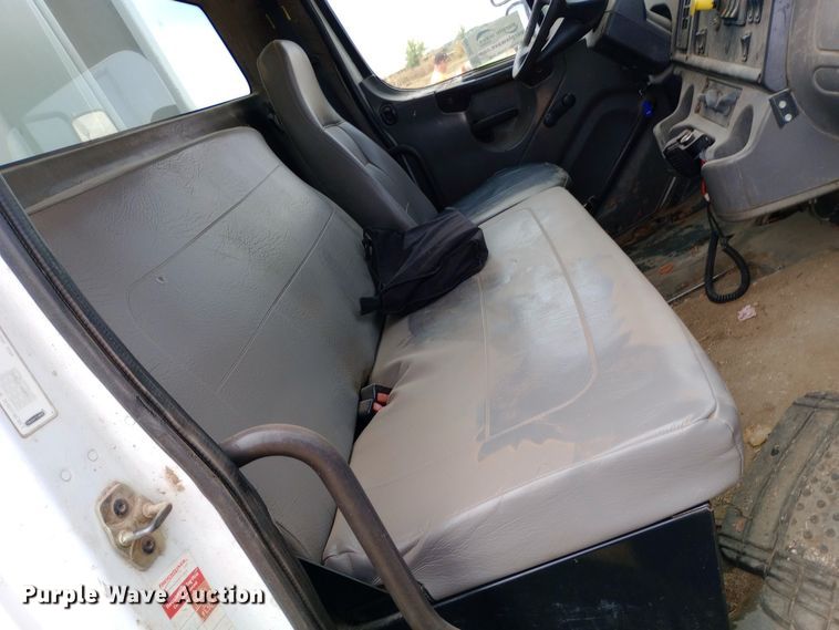 image for item DH1443 2006 Freightliner Business Class M2 refuse truck