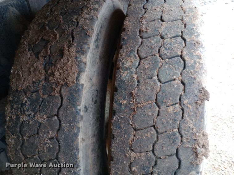 image for item DH1443 2006 Freightliner Business Class M2 refuse truck