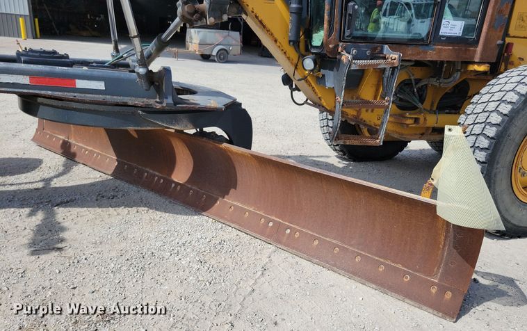 image for item DN3537 2013 John Deere 772G motor grader