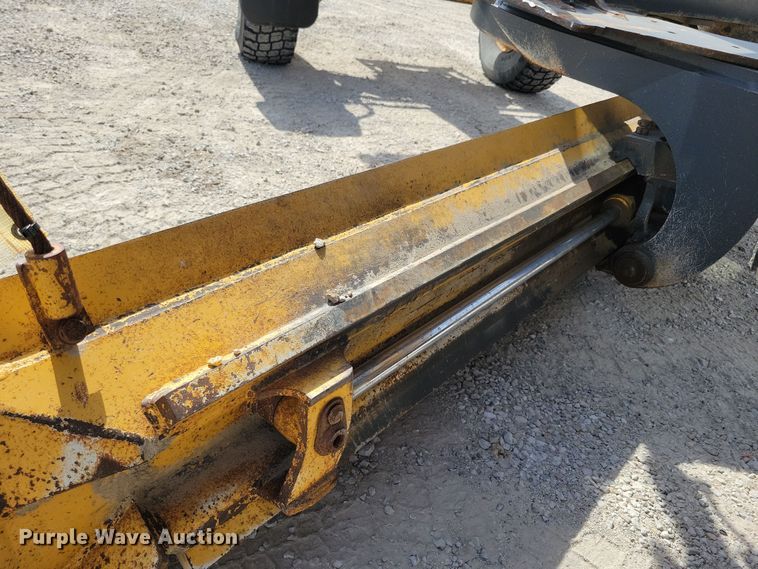 image for item DN3537 2013 John Deere 772G motor grader