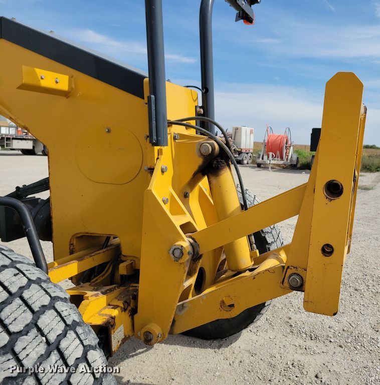 image for item DN3537 2013 John Deere 772G motor grader