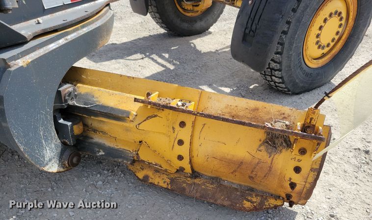 image for item DN3537 2013 John Deere 772G motor grader