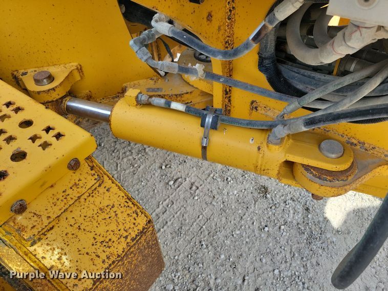 image for item DN3537 2013 John Deere 772G motor grader