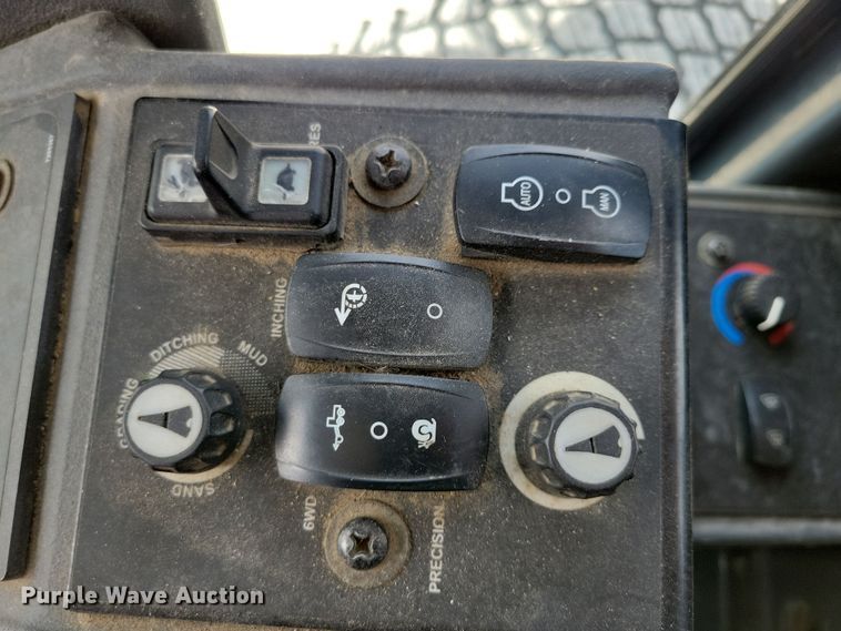 image for item DN3537 2013 John Deere 772G motor grader