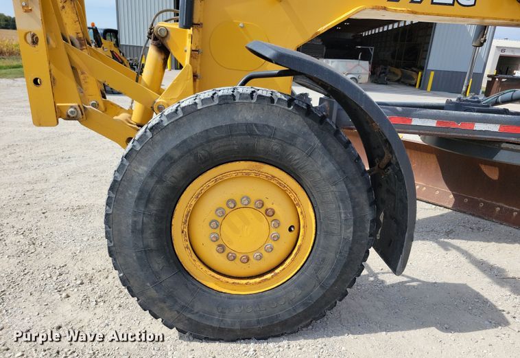 image for item DN3537 2013 John Deere 772G motor grader