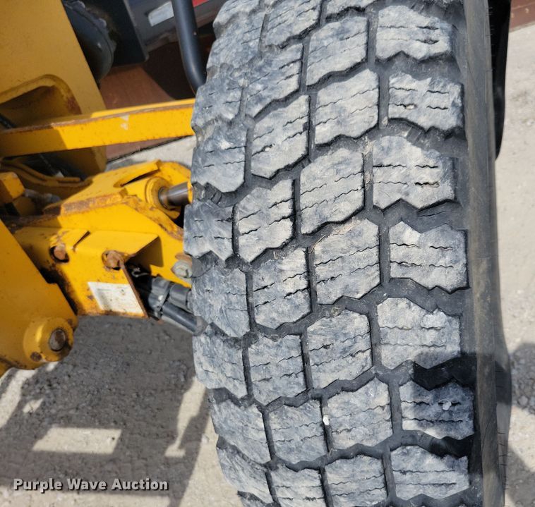 image for item DN3537 2013 John Deere 772G motor grader