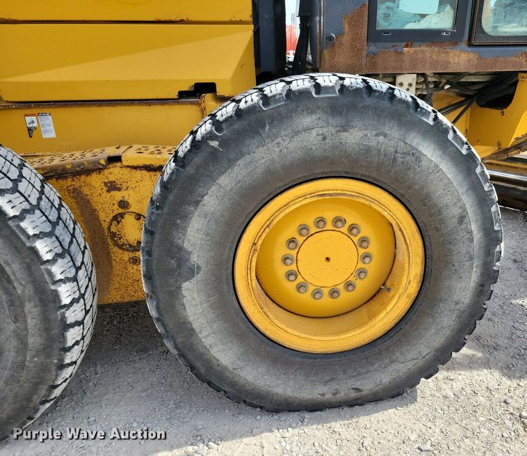 image for item DN3537 2013 John Deere 772G motor grader