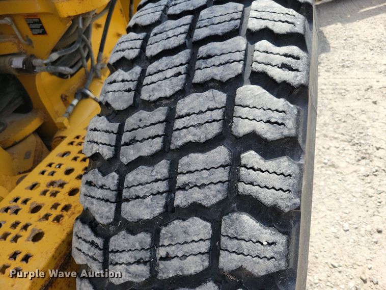 image for item DN3537 2013 John Deere 772G motor grader