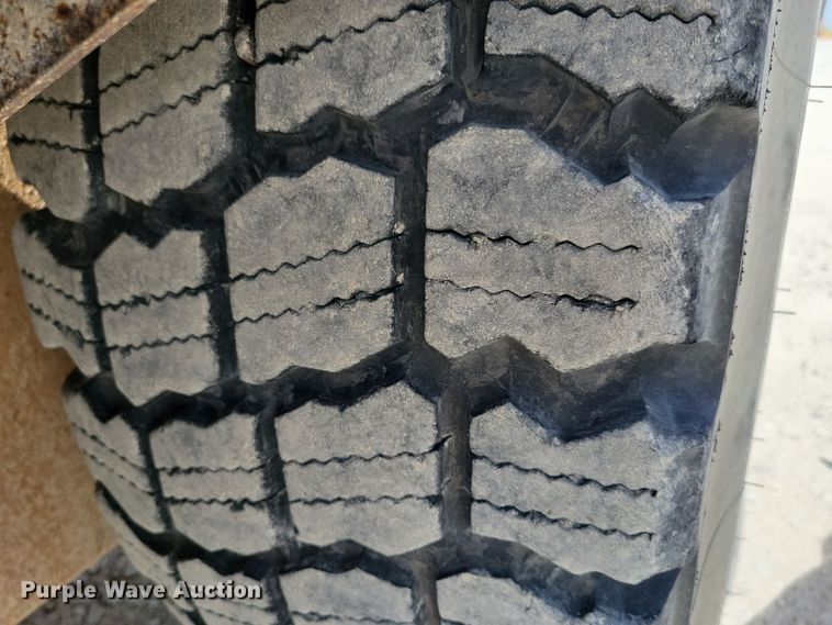 image for item DN3537 2013 John Deere 772G motor grader