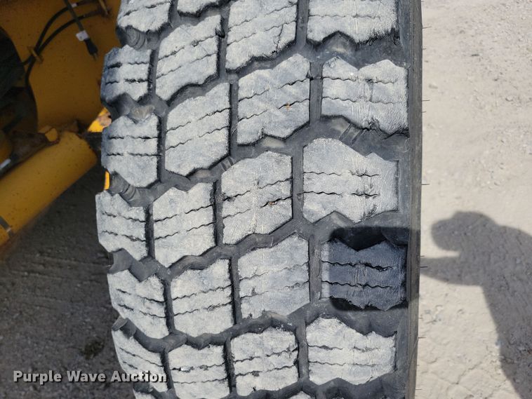 image for item DN3537 2013 John Deere 772G motor grader