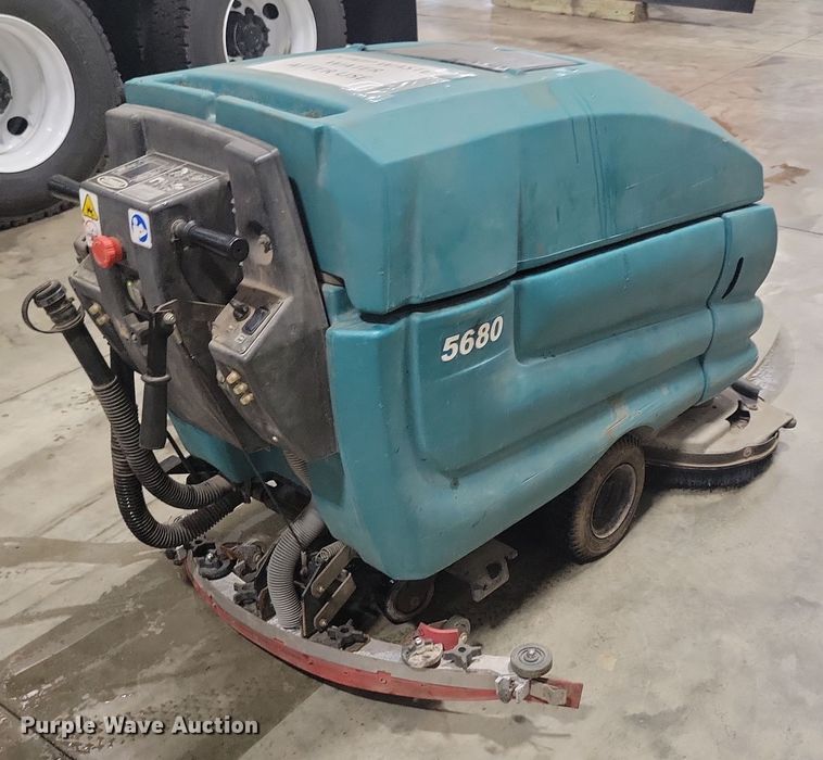 image for item DN3558 Tennant 5680 floor scrubber