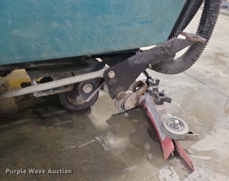image for item DN3558 Tennant 5680 floor scrubber