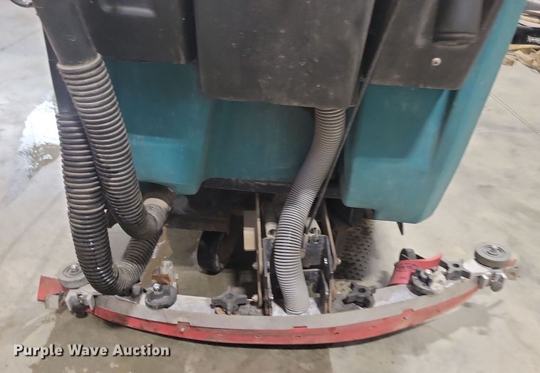image for item DN3558 Tennant 5680 floor scrubber