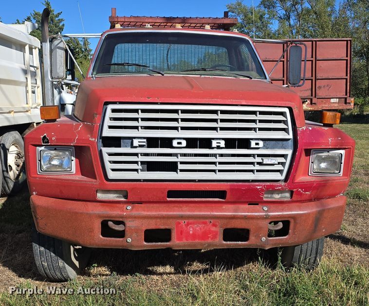 image for item DO5480 1984 Ford F700 flatbed truck