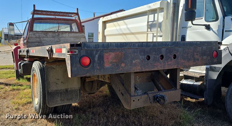 image for item DO5480 1984 Ford F700 flatbed truck