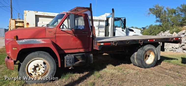 image for item DO5480 1984 Ford F700 flatbed truck