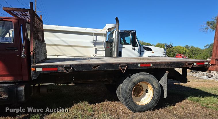 image for item DO5480 1984 Ford F700 flatbed truck